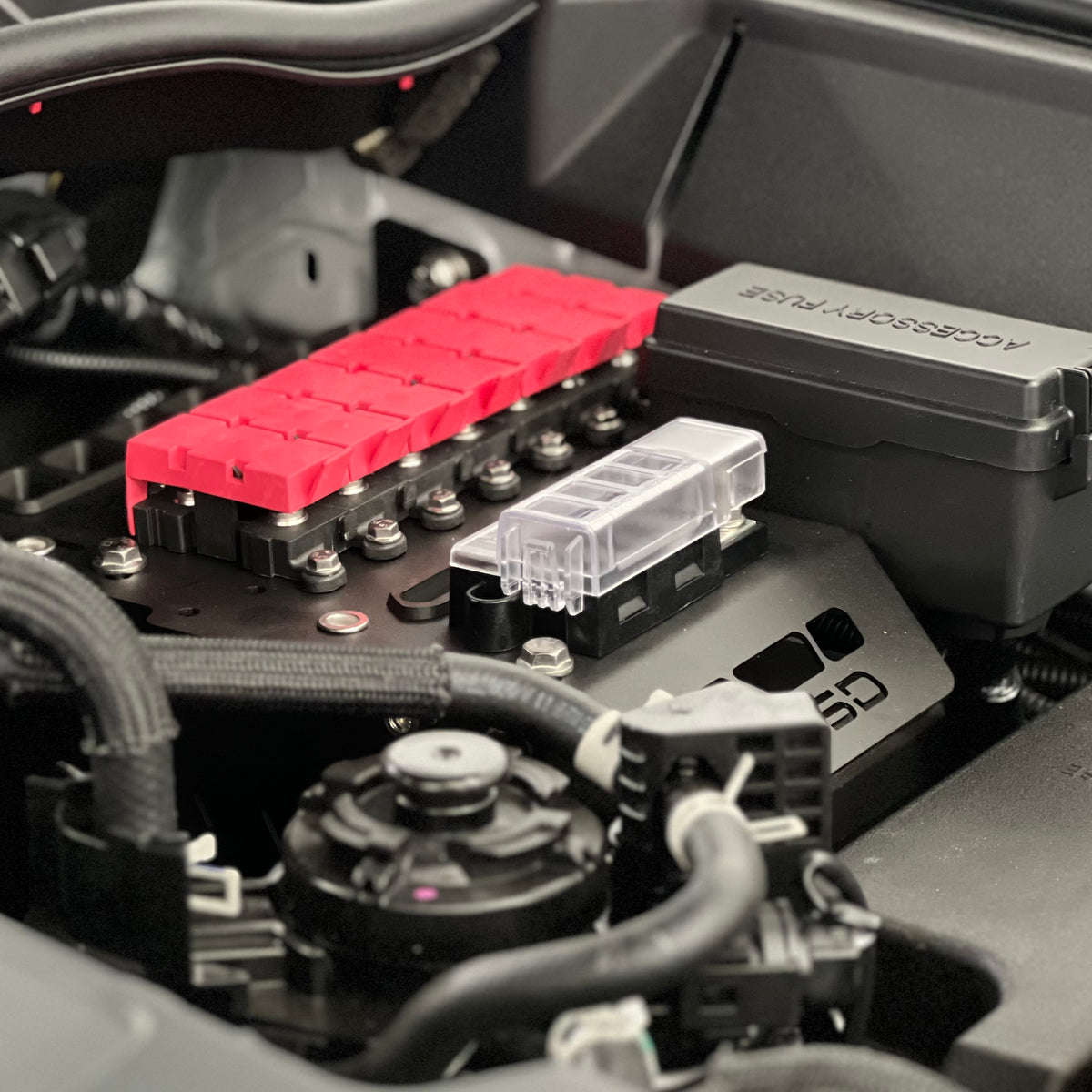 N90 Toyota Hilux 2026-Current MIDI Plate Kit installed with Bussmann MIDI fuse holders and accessories.